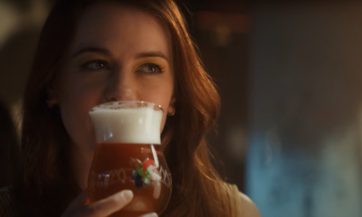 Dame drinkt chouffe bier